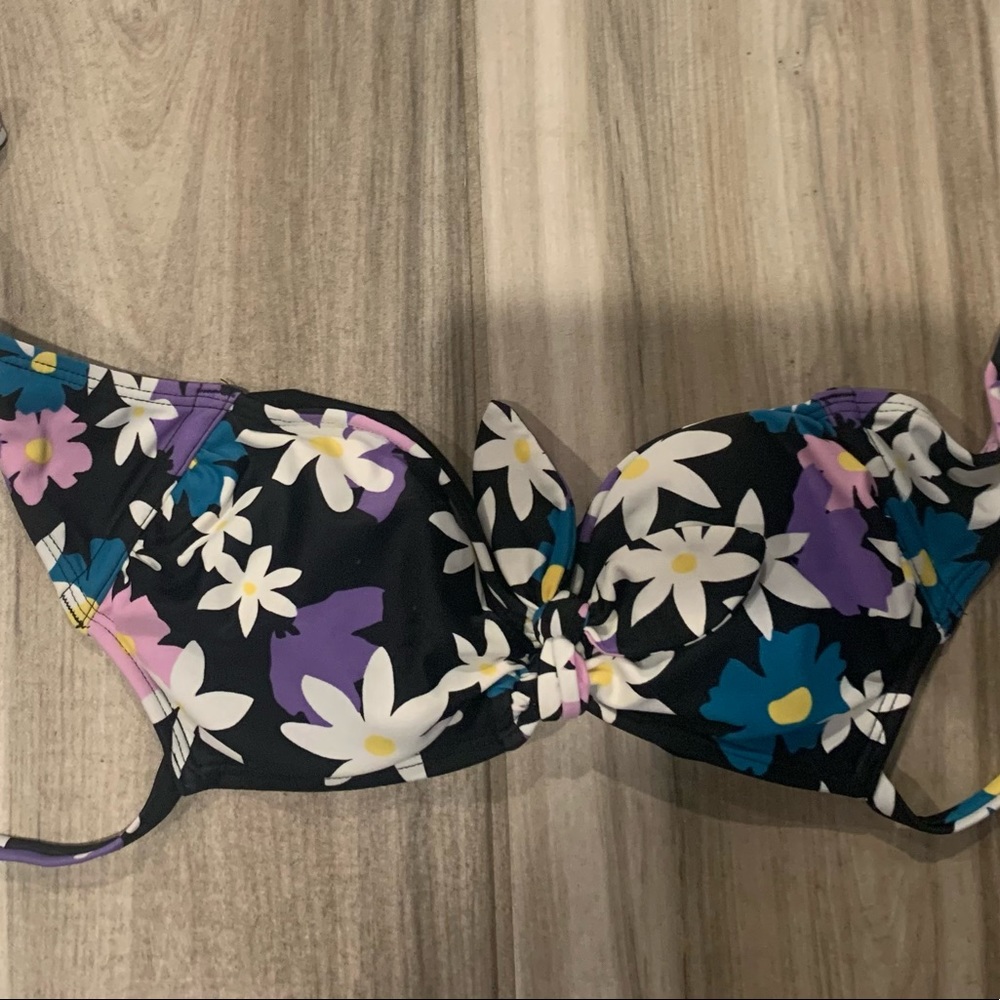 Xhilaration bathing suit top, Size small